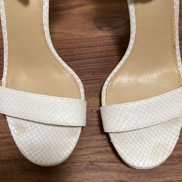 Michael Michael Kors Hutton White Embossed Ankle Strap Sandals. Size 8. - Picture 2 of 10